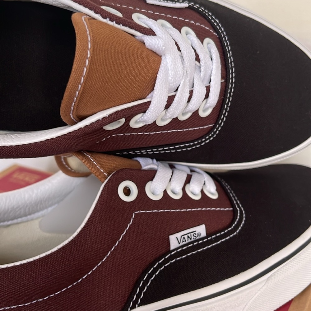 Vans Men’s Era Color Block Black/Brown
VN0005UEYS8
Sneakers - Picture 15 of 16